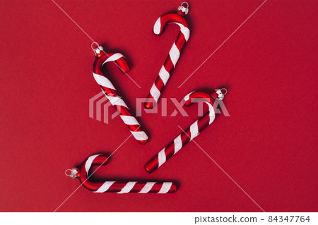 Christmas tree made from christmas lollipops on a red background. Flat lay, top view, copy space. 84347764