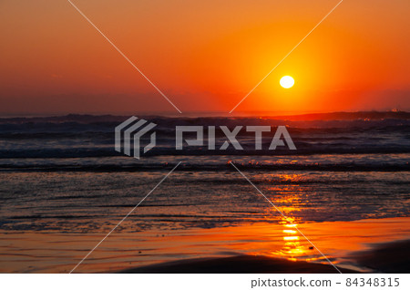 Sunrise and the sea 84348315