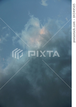 Sudden rain clouds, gray cloudy sky landscape 84349585