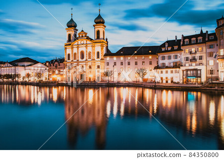 beautiful historic city center of Lucerne with famous buildings and lake Lucerne (Vierwaldstattersee), Canton of Lucerne, Switzerland 84350800