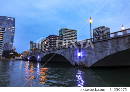 Evening view of the Shinano River as seen from the Shinano River water bus 84350975