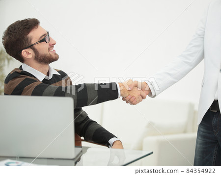 handshake Manager and client in the office. 84354922
