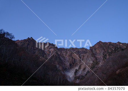 黎明絕景,谷川一野倉澤岩壁 黎明絕景,谷川一野倉澤岩壁 84357070