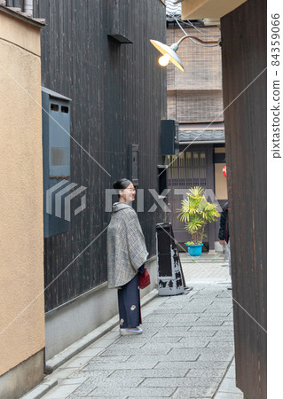 初春，一位身著和服的女子漫步在京都祗園小巷 84359066