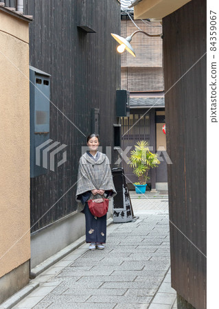 初春，一位身著和服的女子漫步在京都祗園小巷 84359067