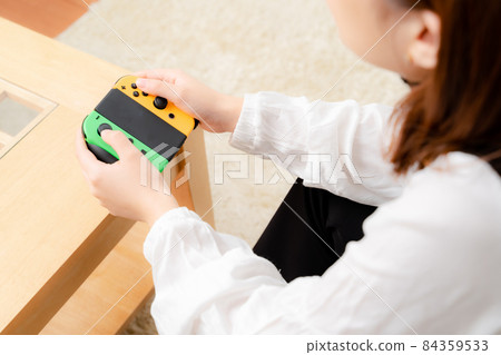 女人在玩遊戲 84359533