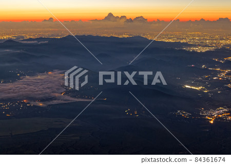 從富士山看黎明時分的丹澤山脈和橫濱的夜景 84361674