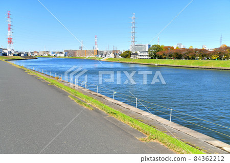 Looking upstream from the vicinity of Shintsurumibashi / Tsurumi River (Yokohama City, Kanagawa Prefecture) [2021.11] 84362212