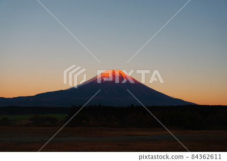 被朝霧高原染紅的富士山或想要的日落 被朝霧高原染紅的富士山或想要的日落 84362611