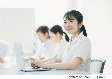 穿實驗室外套/護士服的女性 84362865