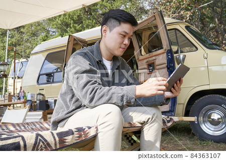 Young man, camping, campsite, travel, hobby, leisure, leisure, outdoor, camper, tent, tarp, camping equipment, Korean 84363107