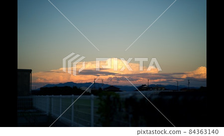 A relaxing sunset 84363140