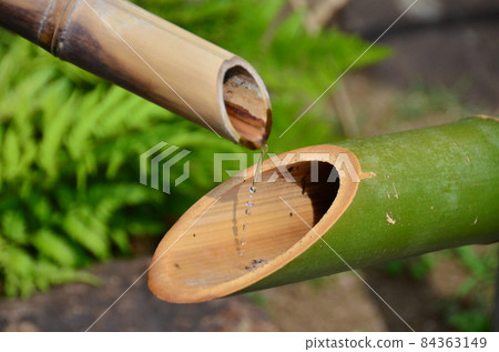 Higo Hosokawa Garden: Bamboo Shishi-odoshi, Shishi-odoshi, Shishi-odoshi, Shishi-odoshi, where water flows in the Japanese garden 84363149