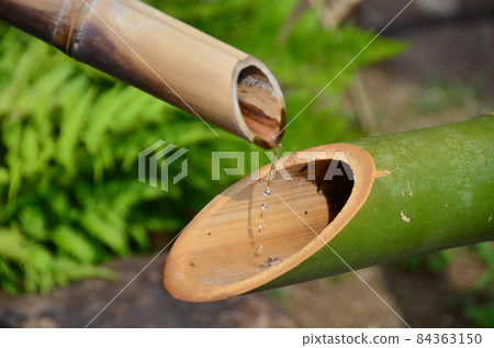 Higo Hosokawa Garden: Bamboo Shishi-odoshi, Shishi-odoshi, Shishi-odoshi, Shishi-odoshi, where water flows in the Japanese garden 84363150