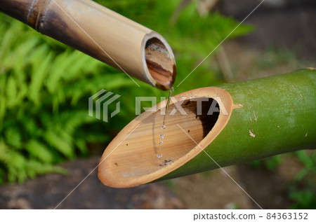 Higo Hosokawa Garden: Bamboo Shishi-odoshi, Shishi-odoshi, Shishi-odoshi, Shishi-odoshi, where water flows in the Japanese garden 84363152