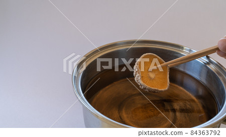 Take the dashi stock | Dried shiitake mushrooms and dried shiitake mushrooms Take the dashi stock | Dried shiitake mushrooms and dried shiitake mushrooms 84363792
