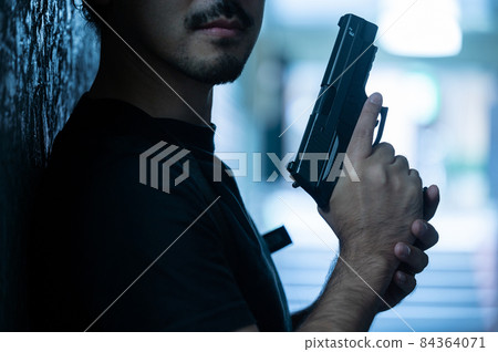 一張眼睛受傷的照片和一把可以用作犯罪圖像的槍的特寫鏡頭 84364071