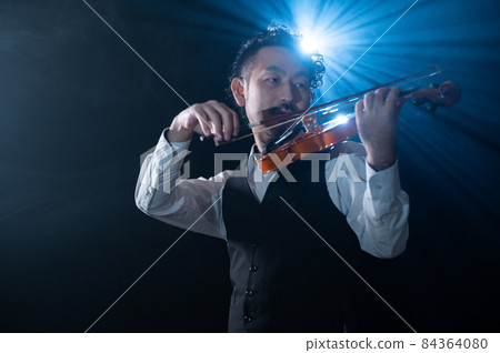 一個很酷的大鬍子男小提琴手的形象 84364080