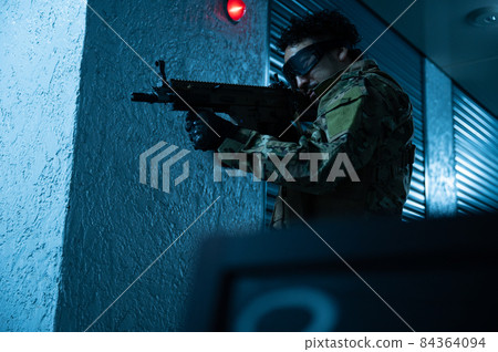 一個強壯的軍人在後巷裡拿著槍,那裡可能會發生危險之類的事情 一個強壯的軍人在後巷裡拿著槍,那裡可能會發生危險之類的事情 84364094