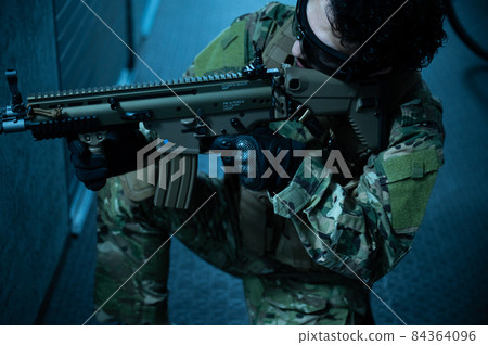 一個強壯的軍人在後巷裡拿著槍,那裡可能會發生危險之類的事情 一個強壯的軍人在後巷裡拿著槍,那裡可能會發生危險之類的事情 84364096