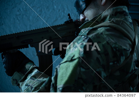 一個強壯的軍人在後巷裡拿著槍,那裡可能會發生危險之類的事情 一個強壯的軍人在後巷裡拿著槍,那裡可能會發生危險之類的事情 84364097