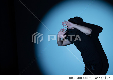 There is a copy space for robbers who are found during the flight that can be used for home security and are exposed to the light. 84364107