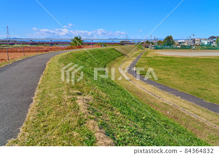 View the Tama River riverbed from around 5-chome, Nishiki-cho, Tachikawa-shi, Tokyo 84364832
