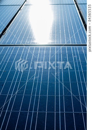 光伏面板和陽光 84365535
