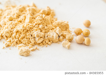 Kinako and soybeans 84365955