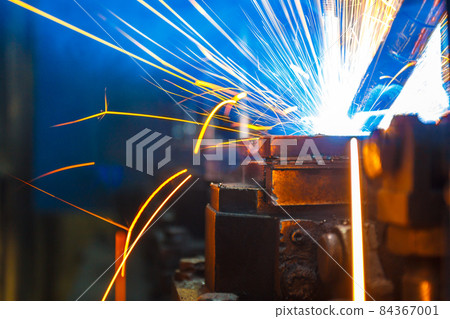 Welding robots movement in a car factory 84367001