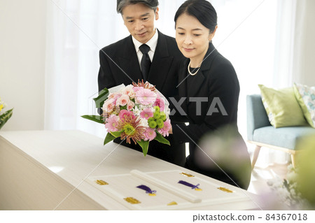 中年男女向棺材獻花束 家庭殯儀館葬禮形象 中年男女向棺材獻花束 家庭殯儀館葬禮形象 84367018