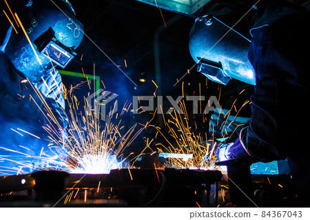 Teamworker with protective mask welding metal Teamworker with protective mask welding metal 84367043