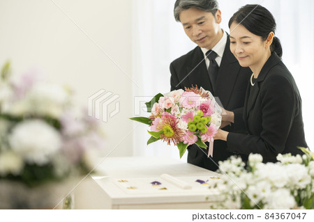 中年男女向棺材獻花束 家庭殯儀館葬禮形象 84367047