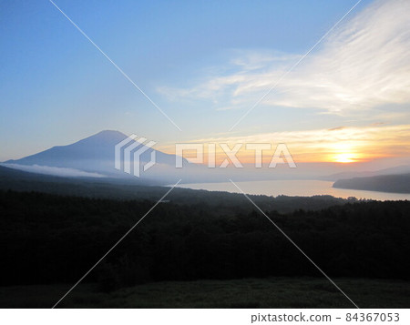 Lake Yamanaka and Mt. Fuji at sunset Lake Yamanaka and Mt. Fuji at sunset 84367053