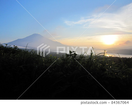 山中湖和日落時的富士山 山中湖和日落時的富士山 84367064