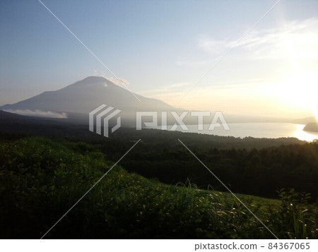 山中湖和日落時的富士山 山中湖和日落時的富士山 84367065