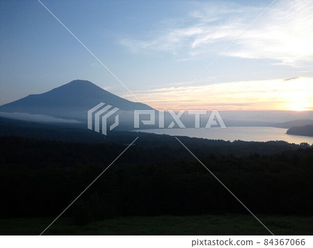 山中湖和日落時的富士山 山中湖和日落時的富士山 84367066