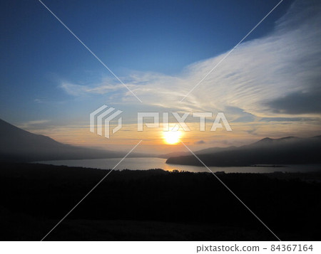 The setting sun and Lake Yamanaka The setting sun and Lake Yamanaka 84367164