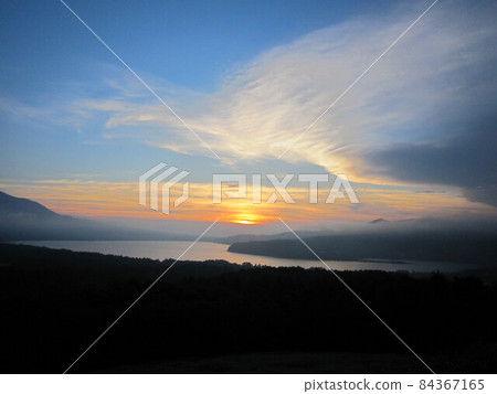 The setting sun and Lake Yamanaka The setting sun and Lake Yamanaka 84367165