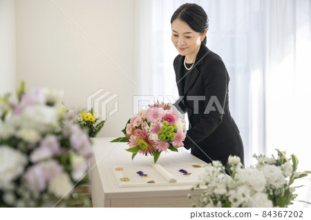 提供棺材花束的中年婦女 84367202