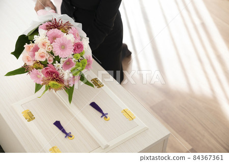 Image of a coffin bouquet 84367361