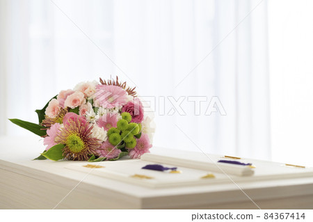 Image of a coffin bouquet 84367414
