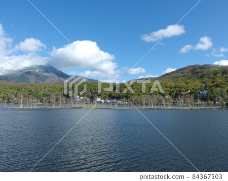 湖Shirakabaki在秋天 84367503