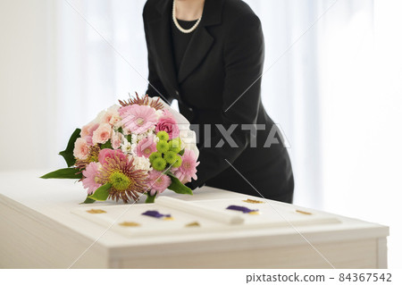 送喪女人的棺材花束,結束的花束,簡單的葬禮形象 送喪女人的棺材花束,結束的花束,簡單的葬禮形象 84367542