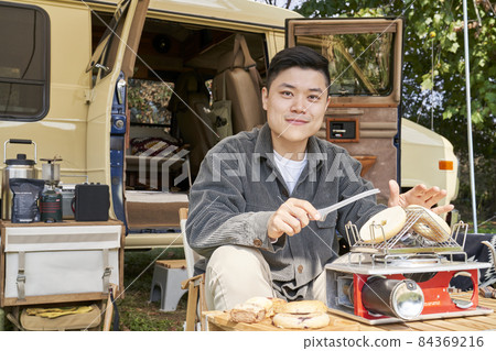 Young man, camping, campsite, travel, hobby, leisure, leisure, outdoor, camper, tent, tarp, camping equipment, Korean 84369216