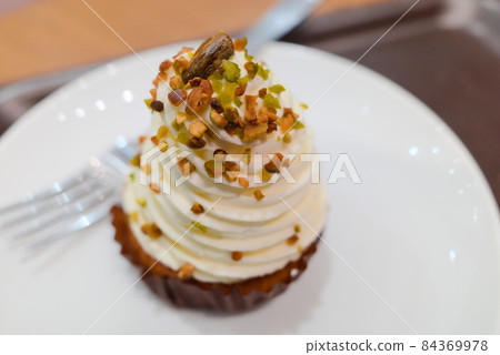 Pistachio cream cake 84369978