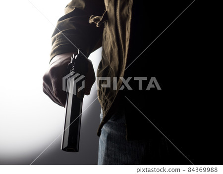 Man holding a gun 84369988