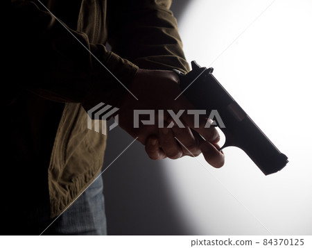 Man holding a gun 84370125