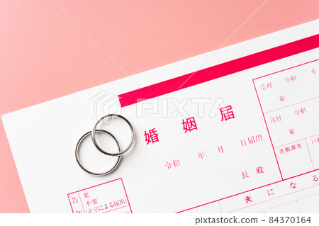 婚姻通知和結婚戒指 婚姻通知和結婚戒指 84370164