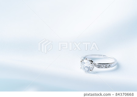 Engagement ring 84370668